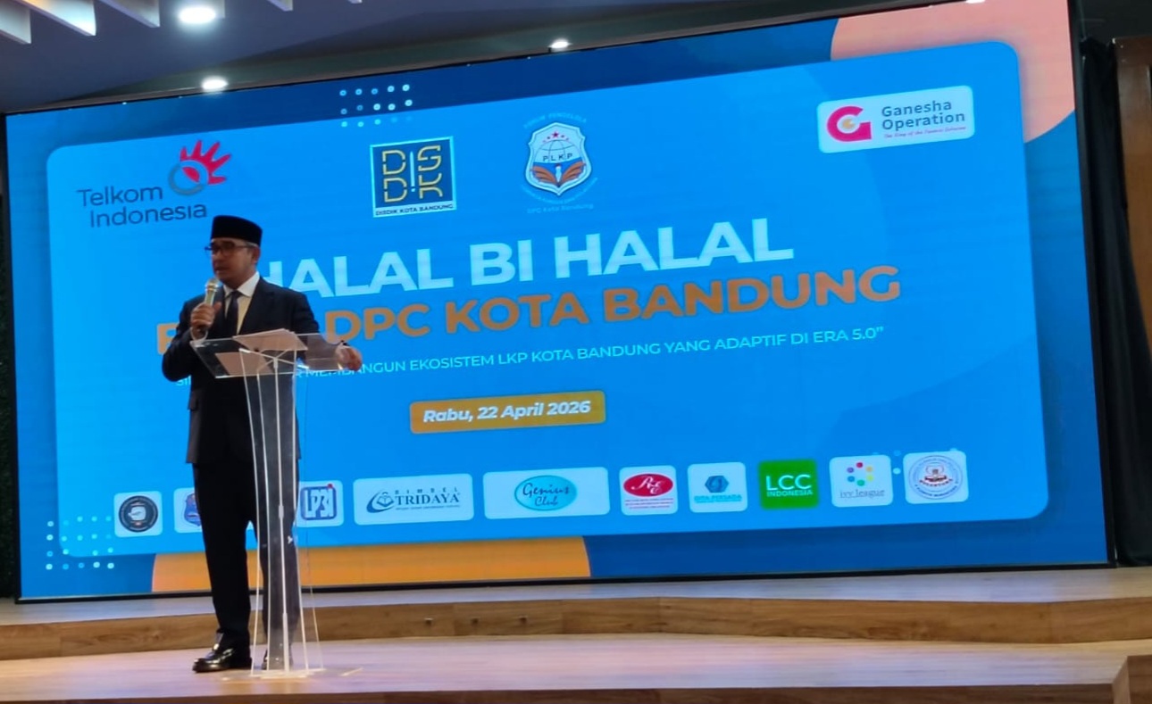 Wali Kota Bandung, Muhammad Farhan, saat memaparkan posisi strategis Lembaga Kursus dan Pelatihan (LKP) sebagai pencetak SDM terampil di Graha Merah Putih Telkom Indonesia. Kegiatan ini merupakan langkah konkret Pemkot Bandung dan FPLKP dalam menyelaraskan kurikulum pendidikan non-formal dengan kebutuhan dunia industri di masa depan. Foto: Dok Forum PLKP Kota Bandung.