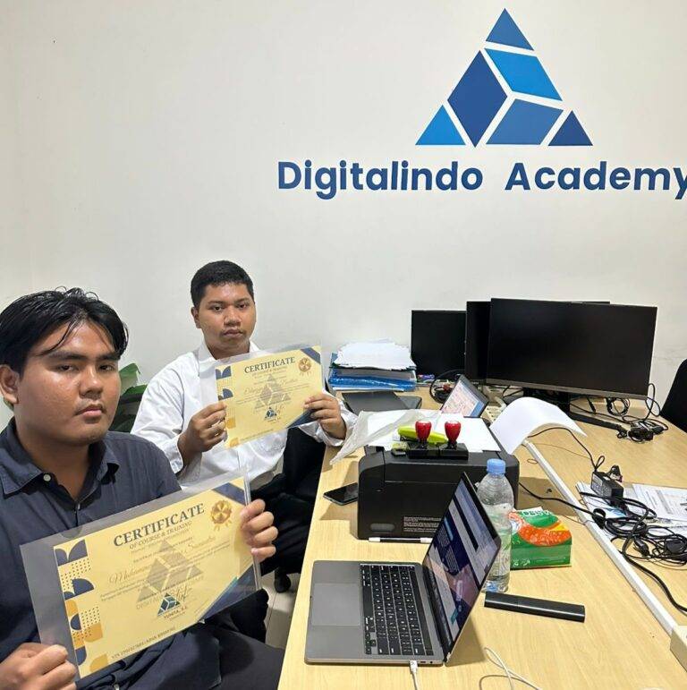  Dua lulusan Digitalindo Academy menunjukkan sertifikat pelatihan mereka di kantor pusat. Sebagai LKP resmi dengan NPSN K9999702, Digitalindo Academy menjamin setiap lulusannya memiliki keahlian digital yang diakui standar nasional Kemendikdasmen. Langkah ini memperkuat misi lembaga dalam mencetak satu juta talenta digital siap kerja. Foto: Istimewa