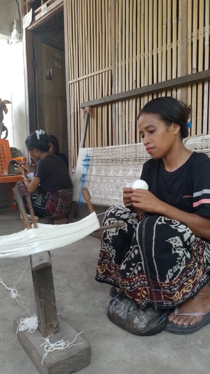 Pengrajin sedang membuat kain tenun sakka. Foto: Dok Pribadi