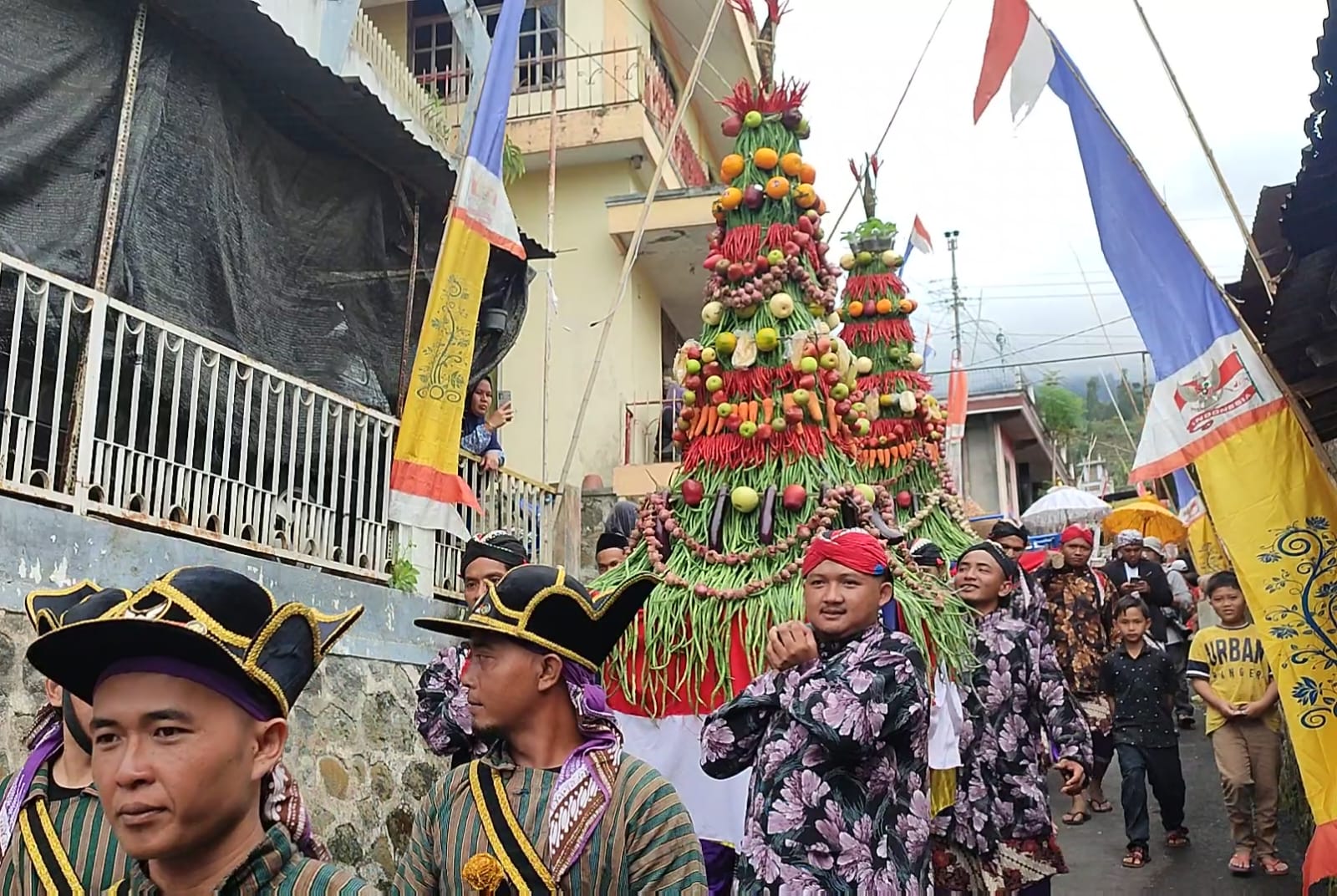 Ritual Puji Jagat, Warga di Temanggung Berebut Air Berkah dan Gunungan