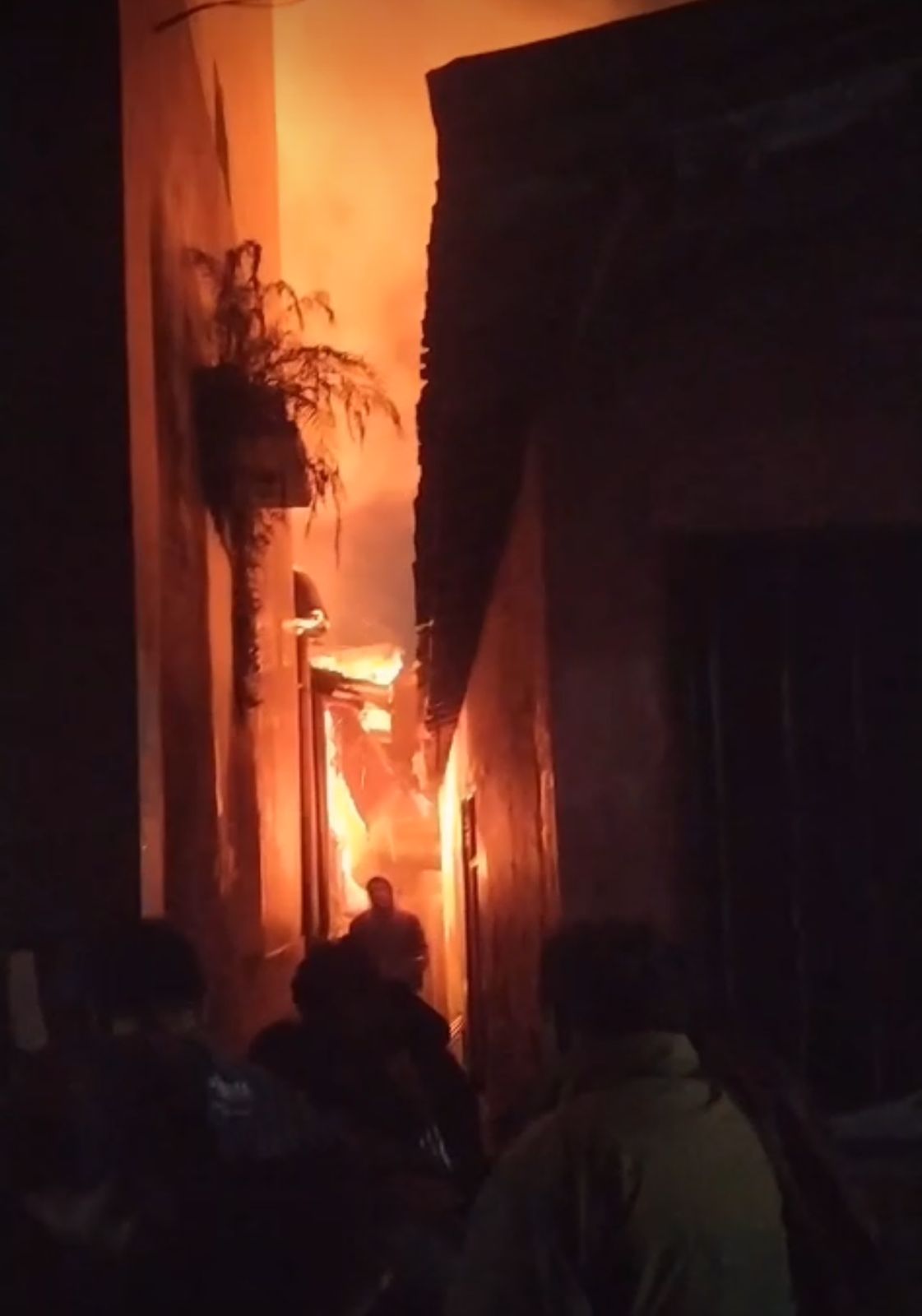 Dua rumah di Dusun Bentengsari, RT 05 RW 01, Kelurahan Kertek, Kecamatan Kertek, Kabupaten Wonosobo ludes terbakar. 