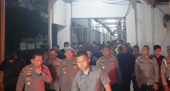 Kapolri Jenderal Listyo Sigit Prabowo mendatangi Rumah Sakit Cipto Mangunkusumo, Jakarta Pusat, untuk menemui keluarga pengemudi ojek online yang tertindas kendaraan taktis Brimob. Foto: doc tribratanews.polri.go.id