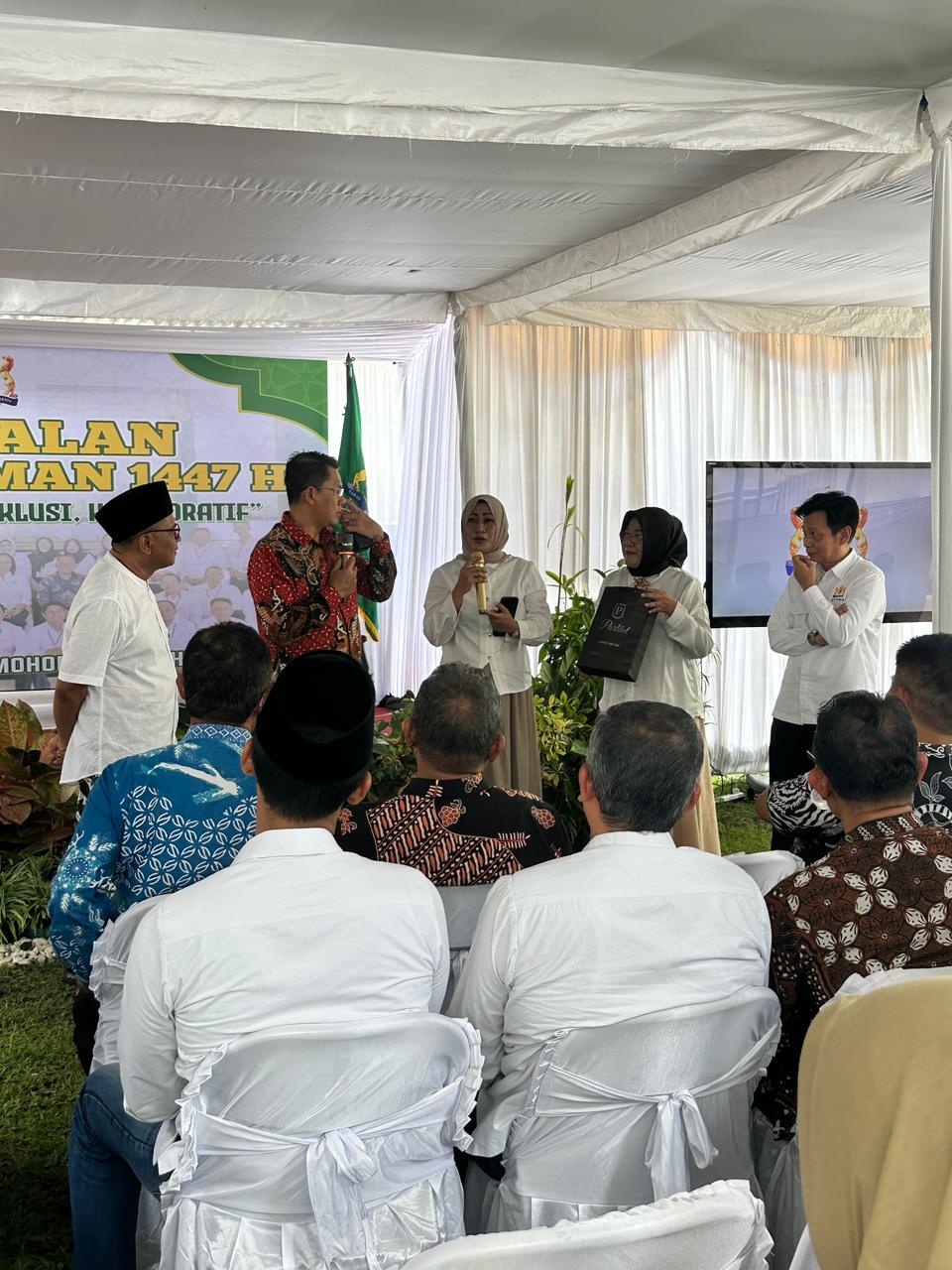 Wakil Bupati Sleman Danang Maharsa mendapatkan penjelasan produk parfum milik pengurus Kadin Sleman. Kamis (9/4/2026). Foto: Dok Kadin Sleman