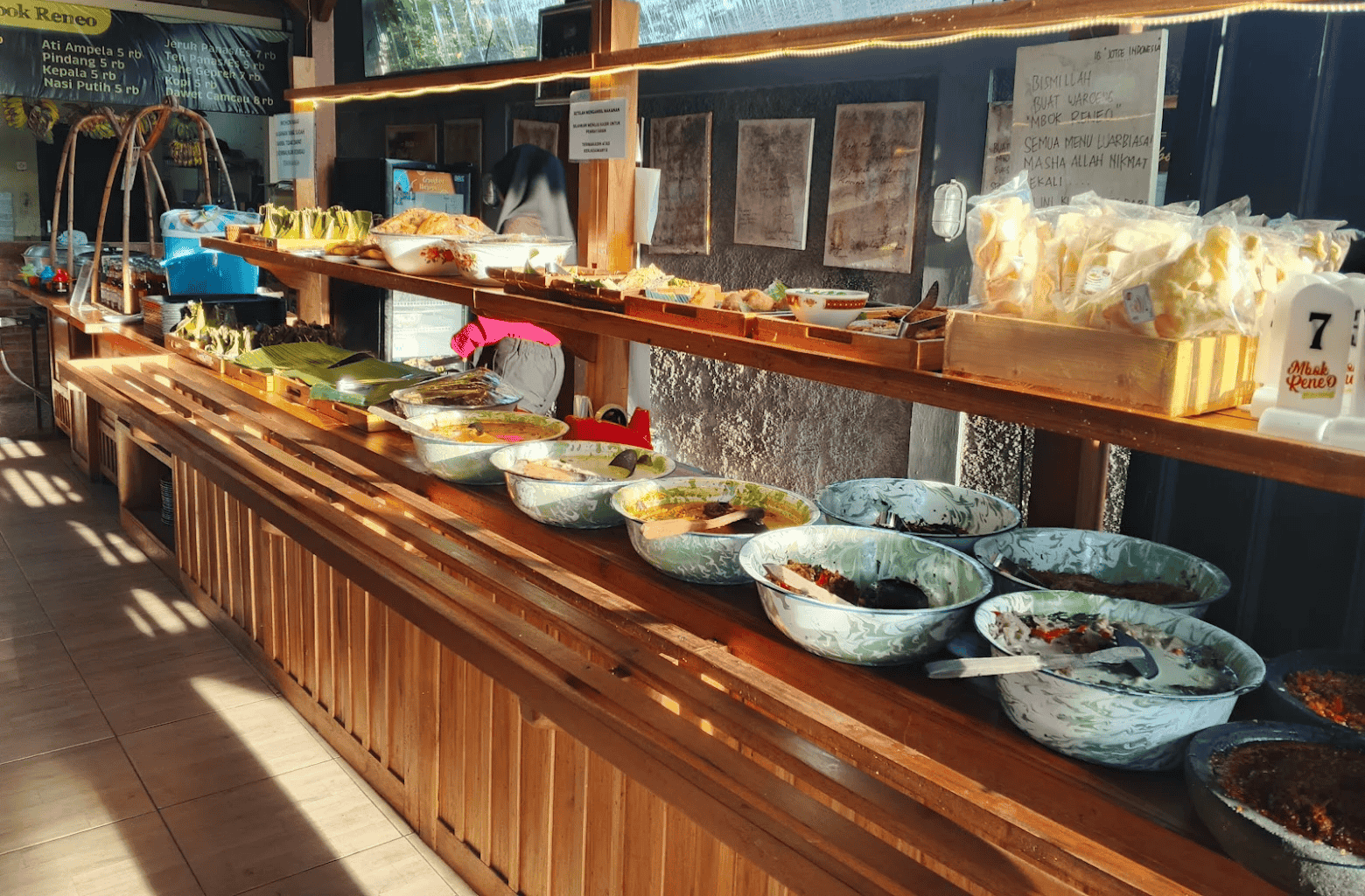 Menyesap 'rasa rumah' di Waroeng Mbok Reneo. Terletak hanya 5 menit dari Candi Prambanan dan 700 meter dari Stasiun Brambanan, warung ini menawarkan konsep prasmanan khas desa di tengah suasana pedesaan yang menenangkan.