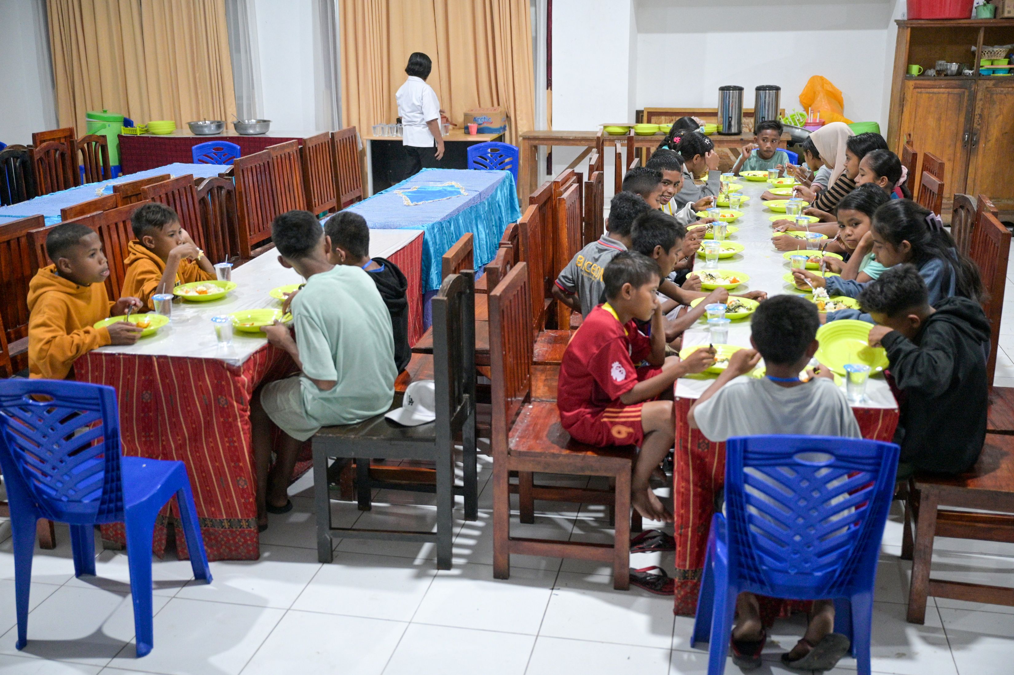 Sejumlah siswa sekolah rakyat menikmati hidangan makan malam di tempat makan sementara setibanya di Sentra Efata, Naibonat, Kabupaten Kupang, NTT. Foto: doc ANTARA FOTO/Fauzan/sgd