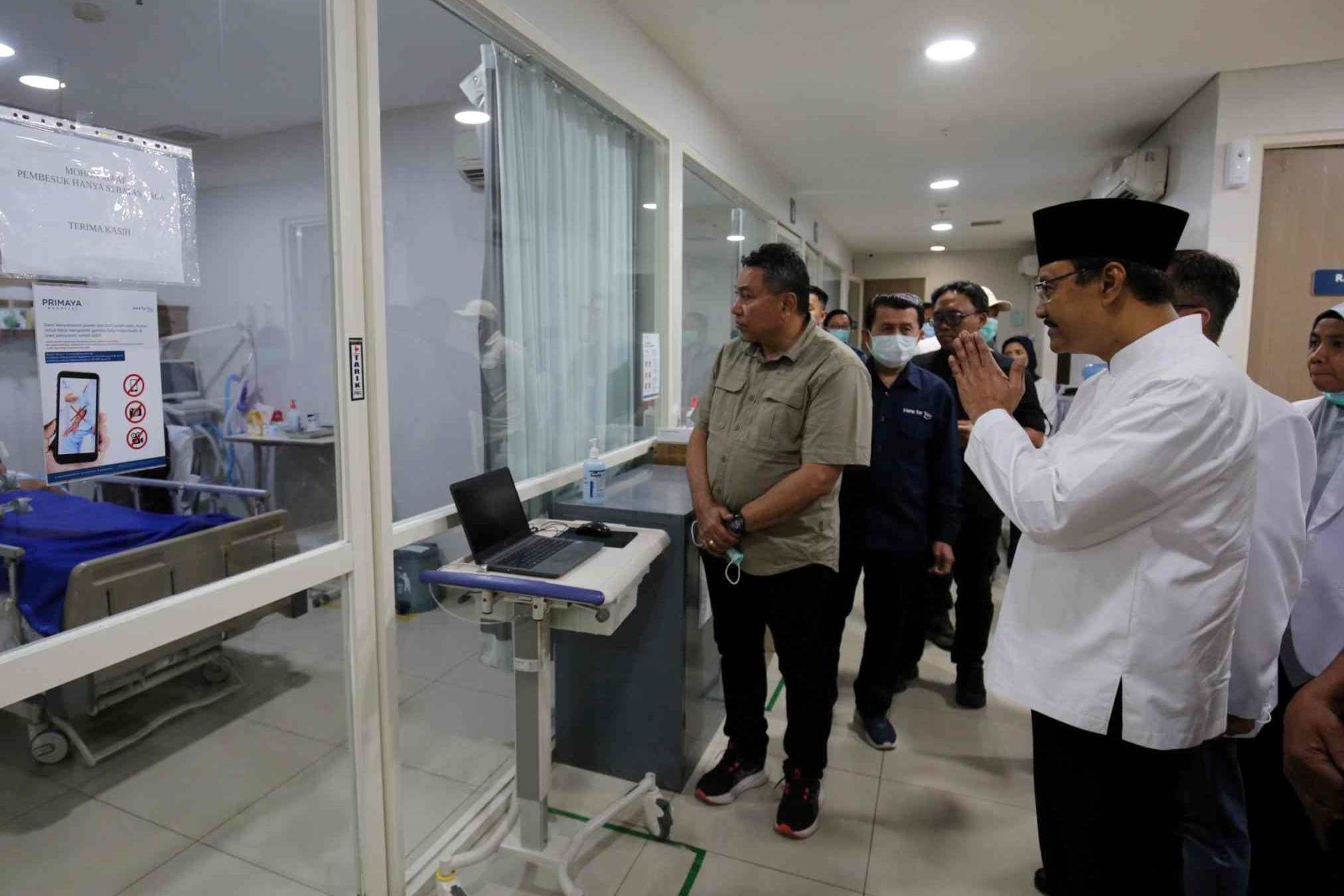 Menteri Sosial Saifullah Yusuf menjenguk korban luka imbas unjuk rasa di Rumah Sakit Primaya, Makassar, Jumat (5/9/2025). Foto: doc kemensos.go.id