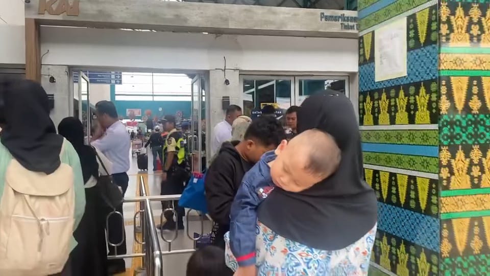 Arus Mudik Kereta Api di Palembang Alami Peningkatan Signifikan, Pemudik Terima THR di Stasiun. Foto: dok. sumeksco