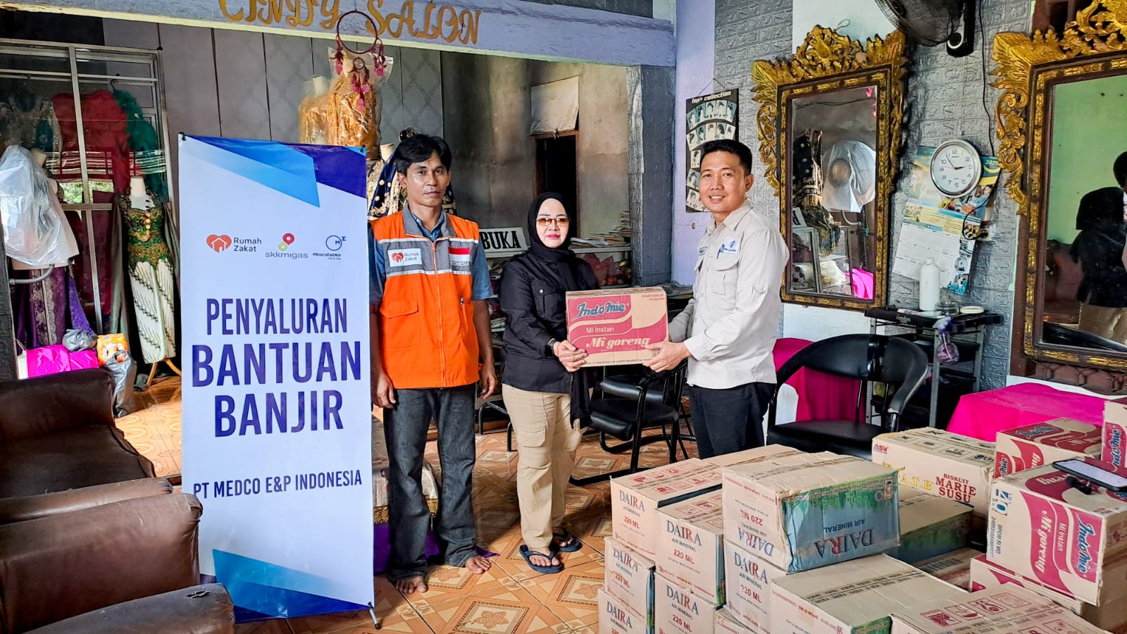 Medco E&P Rimau Salurkan Bantuan Sembako untuk Korban Banjir di Musi Banyuasin. Foto: dok. Medco E&P