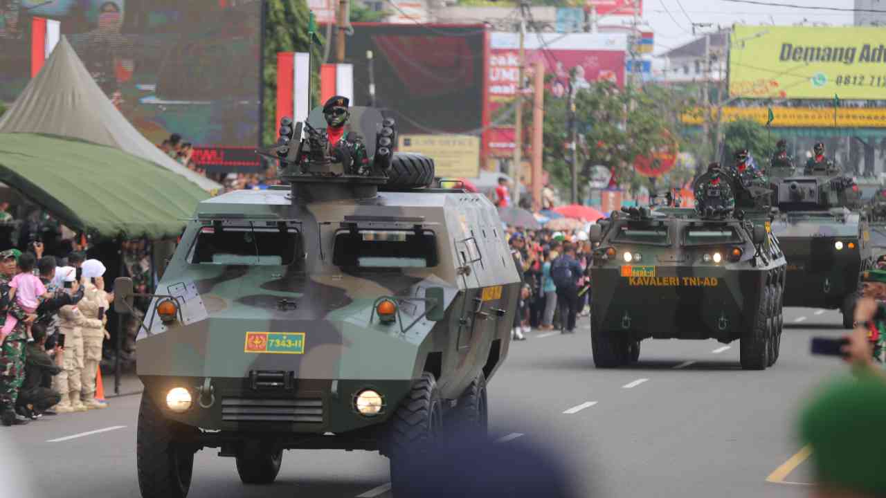 HUT ke-79 TNI di Kodam II/Sriwijaya, Meriahnya Defile Alutsista dan Komitmen Kemanunggalan TNI-Rakyat. Sumber: Humas Pemprov Sumsel.