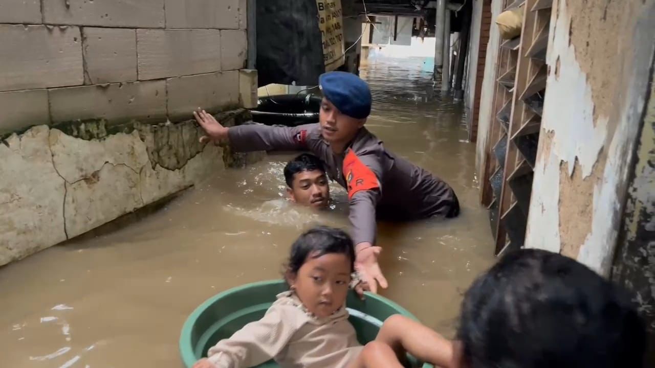 Evakuasi balita menggunakan ember saat terjadi banjir. Foto: doc polri