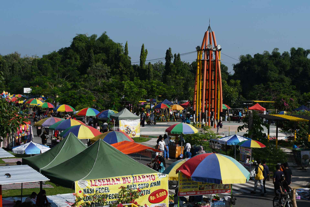 Suasana Car Free Day yang dipenuh lapak UMKM dan tempat olahraga. Foto : kumparan.com