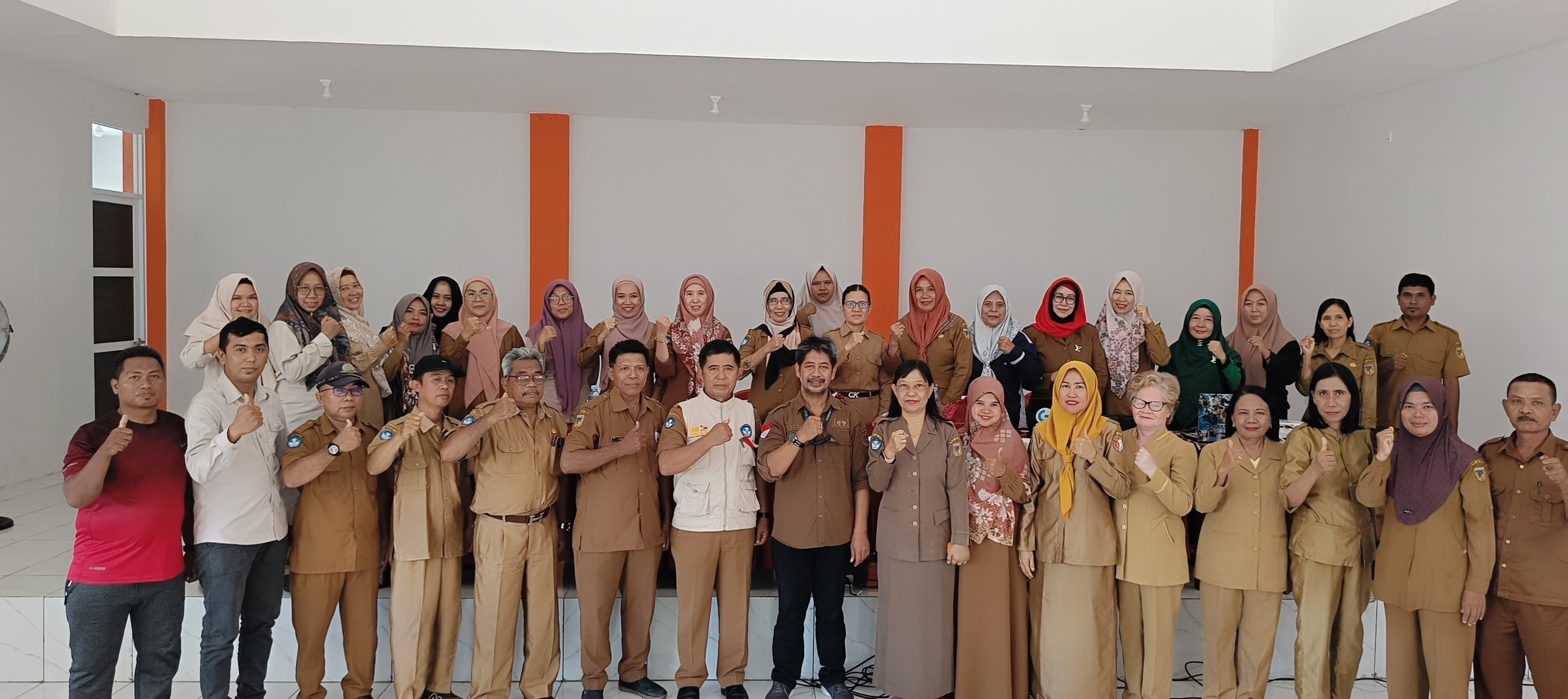 Bersama Para Guru dan Kepala Sekolah SMKN 1 Sigi pada kegiatan Sosialisasi Kurikulum Kewirausahaan