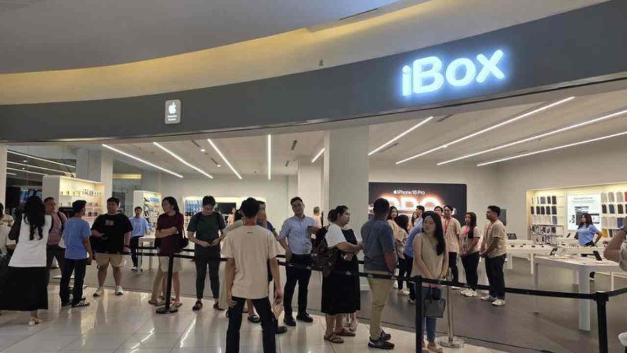 Antrean pre-order iPhone 16 di iBox Summarecon mall Serpong, Jumat (11/4/2025). Foto: dok. Kompas.com