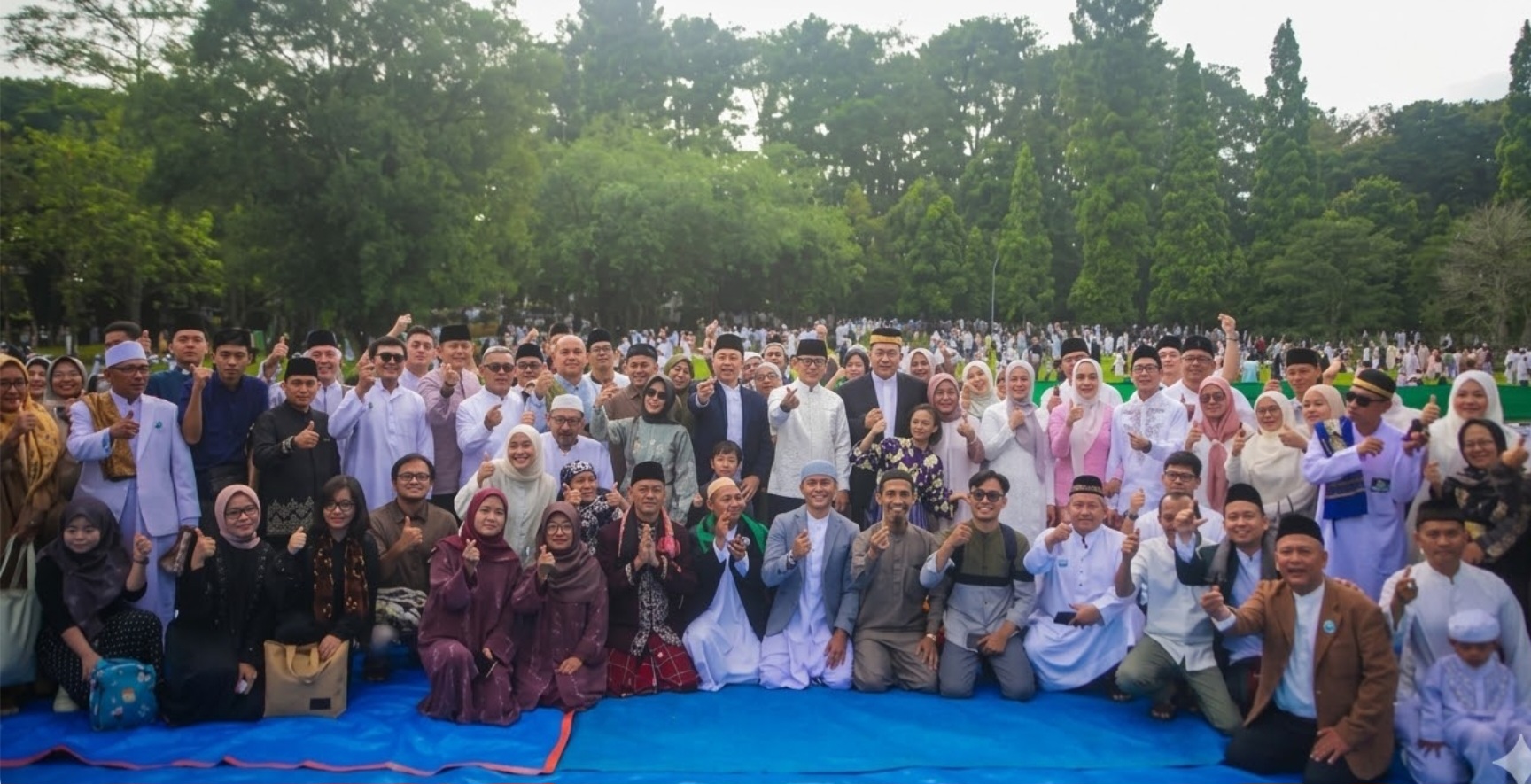 Wali Kota Bogor Dedie A. Rachim (tengah) berfoto bersama jamaah usai pelaksanaan Shalat Idul Fitri 1447 H di Kebun Raya Bogor, Sabtu (21/3/2026). Ribuan umat Muslim memadati jantung konservasi tertua di Asia Tenggara tersebut untuk merayakan hari kemenangan dalam suasana penuh khidmat. Foto: Istimewa