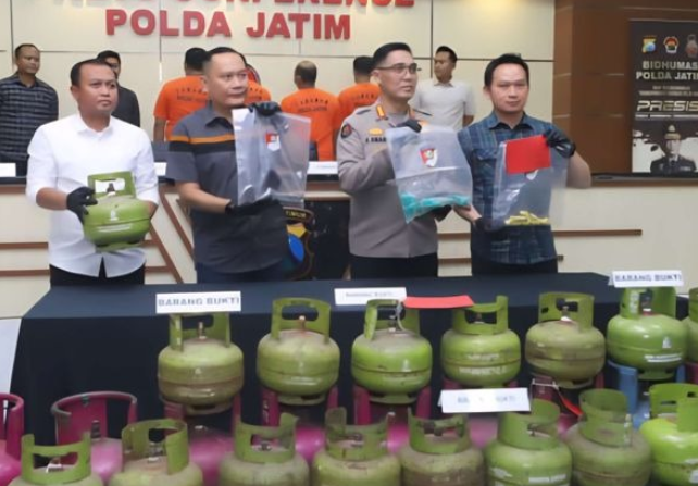 Ditreskrimsus Polda Jatim berhasil membongkar praktik ilegal pemindahan isi LPG subsidi dari tabung 3 kg ke 12 kg. Foto: doc tribratanews.polri.go.id