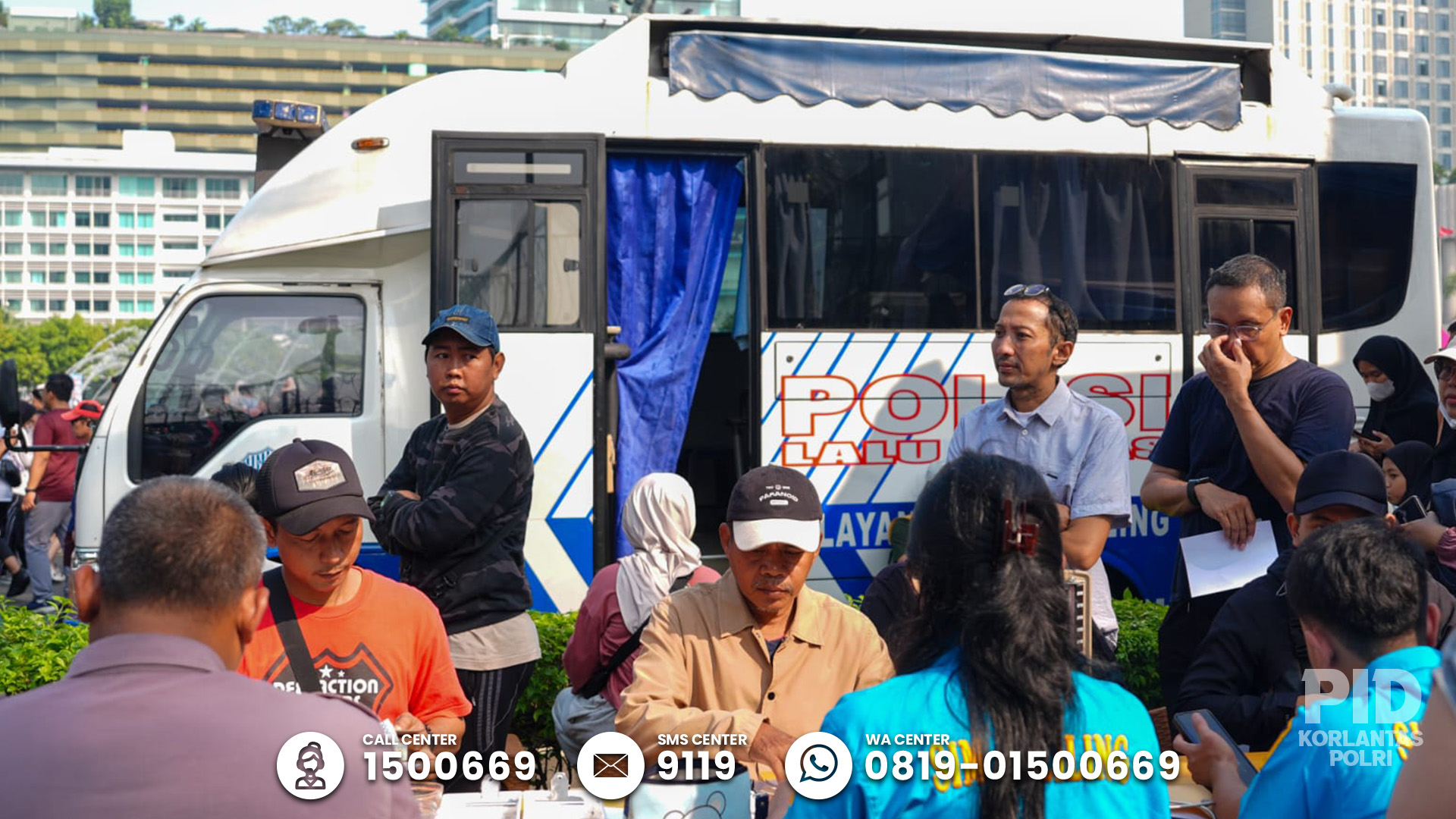 Antusiasme masyarakat memanfaaakan layanan publik gratis yang diselenggarakan Polri pada Kegiatan Car Free Day (CFD) di Bundaran HI. Foto: tribratanews.polri.go.id 