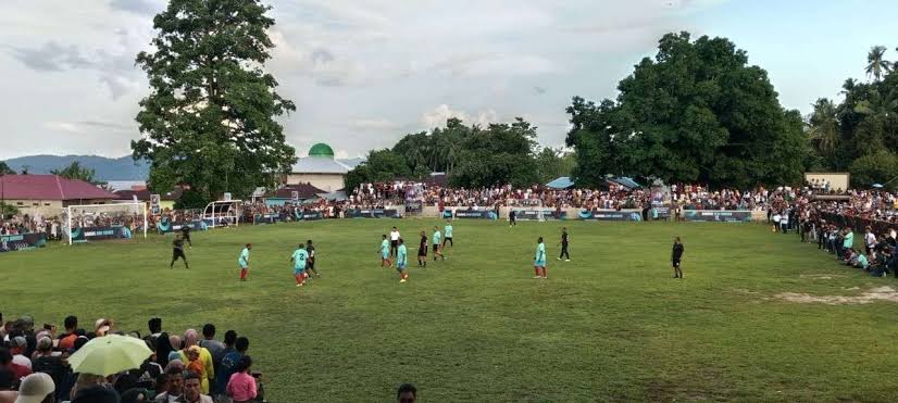 Gibran Main Bola di Lapangan Matawaru Tulehu Maluku Tengah. Foto: Dok RRI.co.id