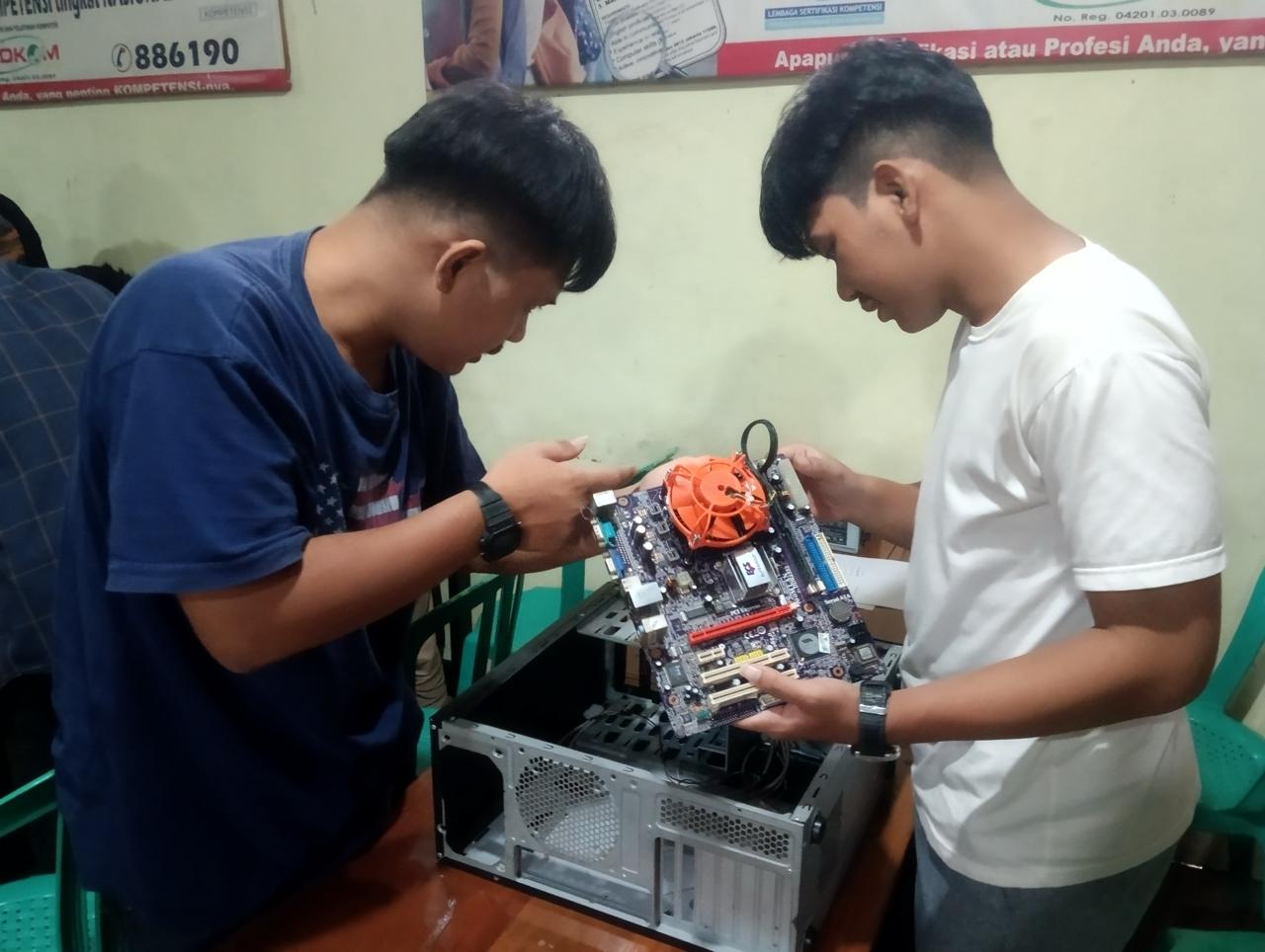 LKP IMDKOM Yogyakarta sukses melatih 20 Anak Usia Sekolah Tidak Sekolah (ATS) menjadi teknisi komputer multitalenta melalui program PKW Kemendikdasmen RI. Foto: Dok LKP IMDKOM Yogyakarta