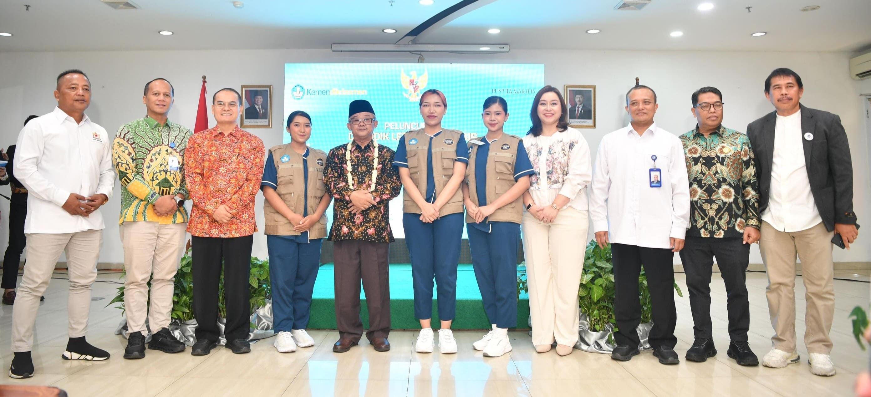 Ketua Umum Asprof, Ali Badaruddin, bersama Menteri Pendidikan Dasar dan Menengah (Mendikdasmen) berfoto bersama perwakilan peserta didik kursus dalam acara pelepasan alumni Program Kecakapan Kerja (PKK) di Jakarta, Kamis (17/9). (Foto: Dok Kemendikdasmen)