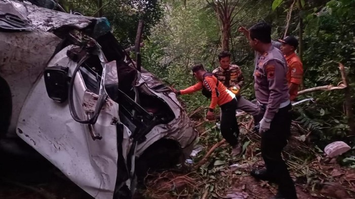 Polisi saat melakukan olah TKP Fortuner jatuh di jalur Bawang-Dieng, Batang, Selasa (6/8/2024). (dok. Satlantas Polres Batang)