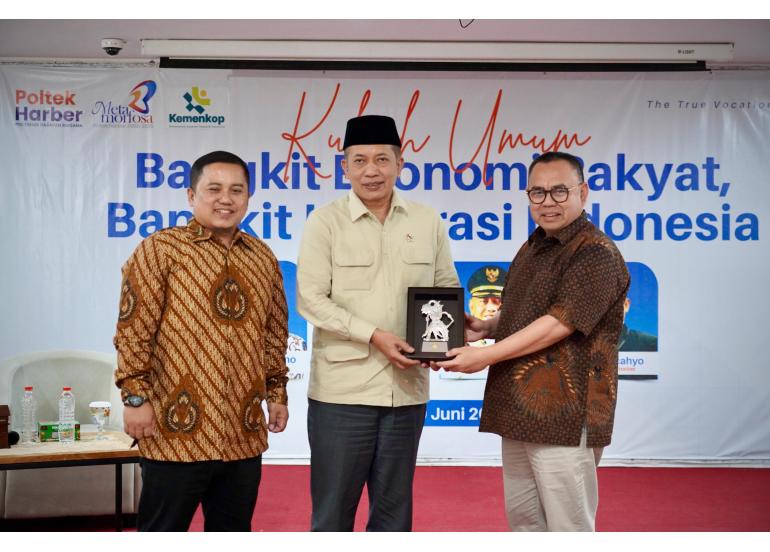 Ferry Juliantono menjadi narasumber dalam kuliah umum dalam rangka Dies Natalies Ke 23 Politeknik Harapan Bersama. Foto: kop.go.id
