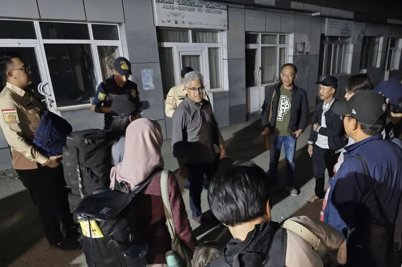 Kepala Biro Dukungan Strategis Pimpinan dan Juru Bicara Kemlu RI Rolliansyah Soemirat, yang awal tahun ini dilantik sebagai Duta Besar RI untuk Iran, mendampingi sejumlah WNI yang dievakuasi sampai ke Kota Astara di perbatasan Iran-Azerbaijan pada Sabtu (21/6/2025). Foto: Kemlu RI