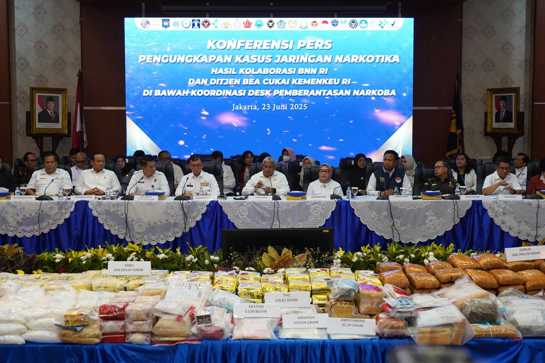 Bea Cukai dan BNN menggelar konferensi pers pengungkapan kasus-kasus tindak pidana narkotika periode April hingga Juni 2025 di Kantor Pusat Bea Cukai. Foto: Amiri Yandi