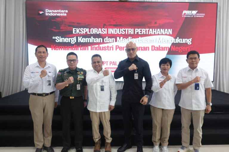 Kemhan RI dan Deodatus Andreas Deddy Cahyadi Sunjoyo berkunjung ke PT PAL Indonesia. Foto:Biro Infohan Setjen Kemhan