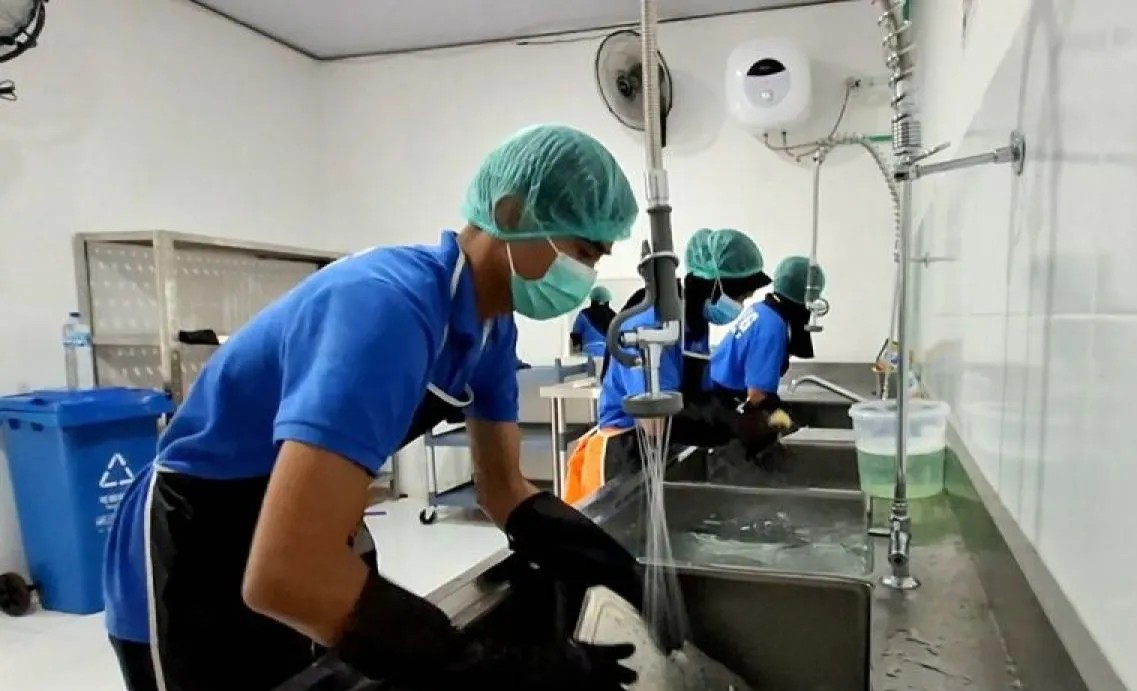 Pencucian ompreng MBG yang dilakukan secara berlapis oleh dapur SPPG Rama Indera 2 Lampung Tengah untuk memastikan higienitas makanan. Foto: Dok ANTARA/Ruth Intan Sozometa Kanafi/pri.