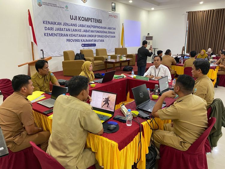 Kementerian Kehutanan bekerja sama dengan pemerintah daerah menyelenggarakan uji kompetensi jabatan fungsional binaan Kementerian Kehutanan. Foto doc kehutanan.go.id
