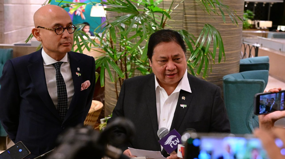 Menteri Koordinator Bidang Perekonomian Airlangga Hartarto memberikan keterangannya di Rio de Janeiro. Foto: BPMI Setpres,Muchlis Jr