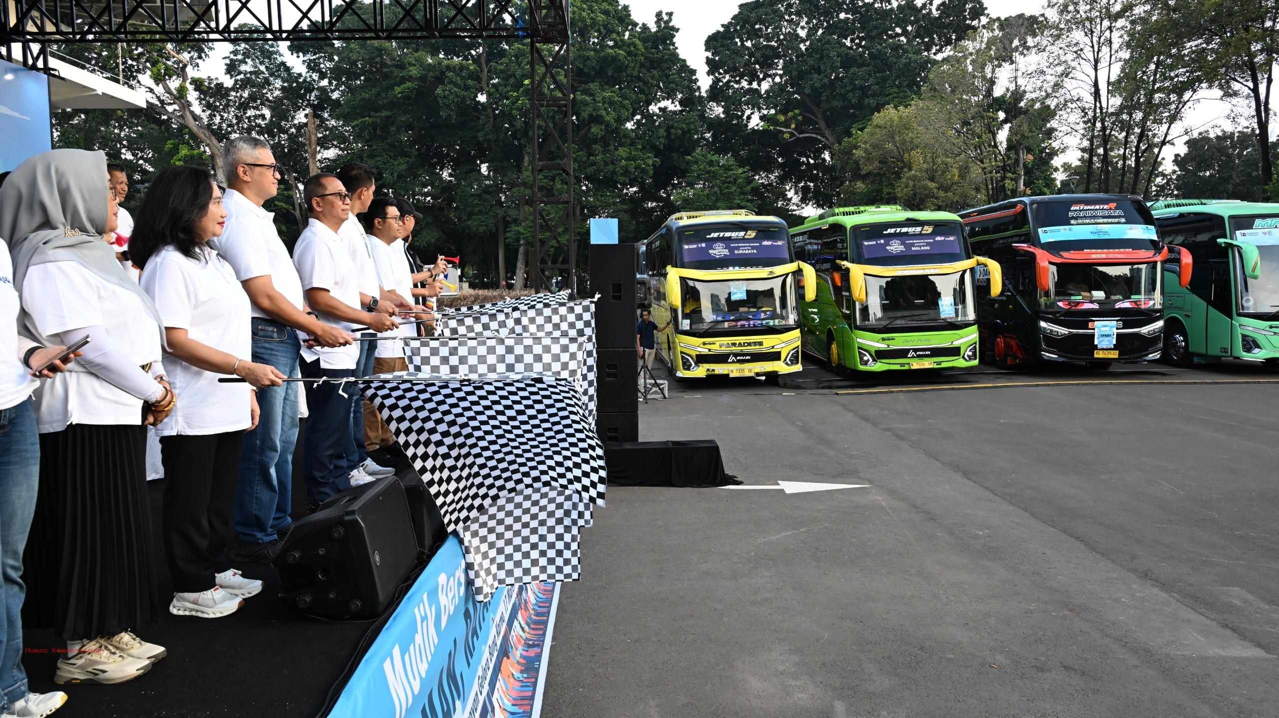 Pelepasan armada bus program Mudik Bersama Kemensetneg 2026 di kawasan Istora Senayan, Jakarta, Selasa (17/3/2026). Program kolaborasi dengan BUMN ini bertujuan menjamin keamanan dan kenyamanan ratusan pegawai beserta keluarga saat pulang ke kampung halaman. (Foto: Humas Kemensetneg)