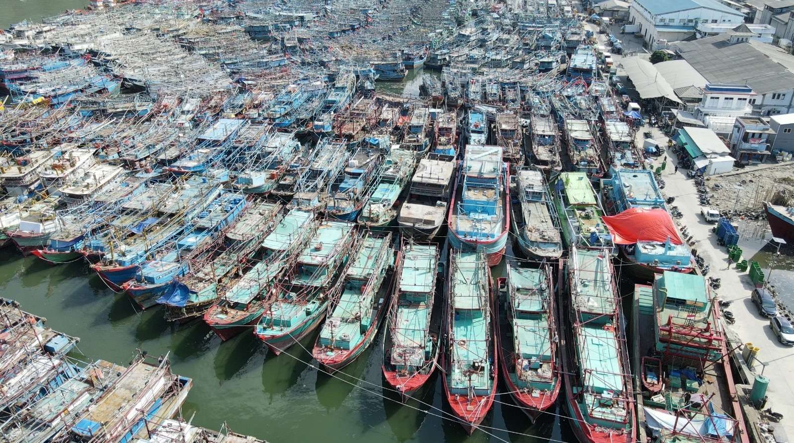 Perahu nelayan tengah merpati di dermaga. Foto: RRI