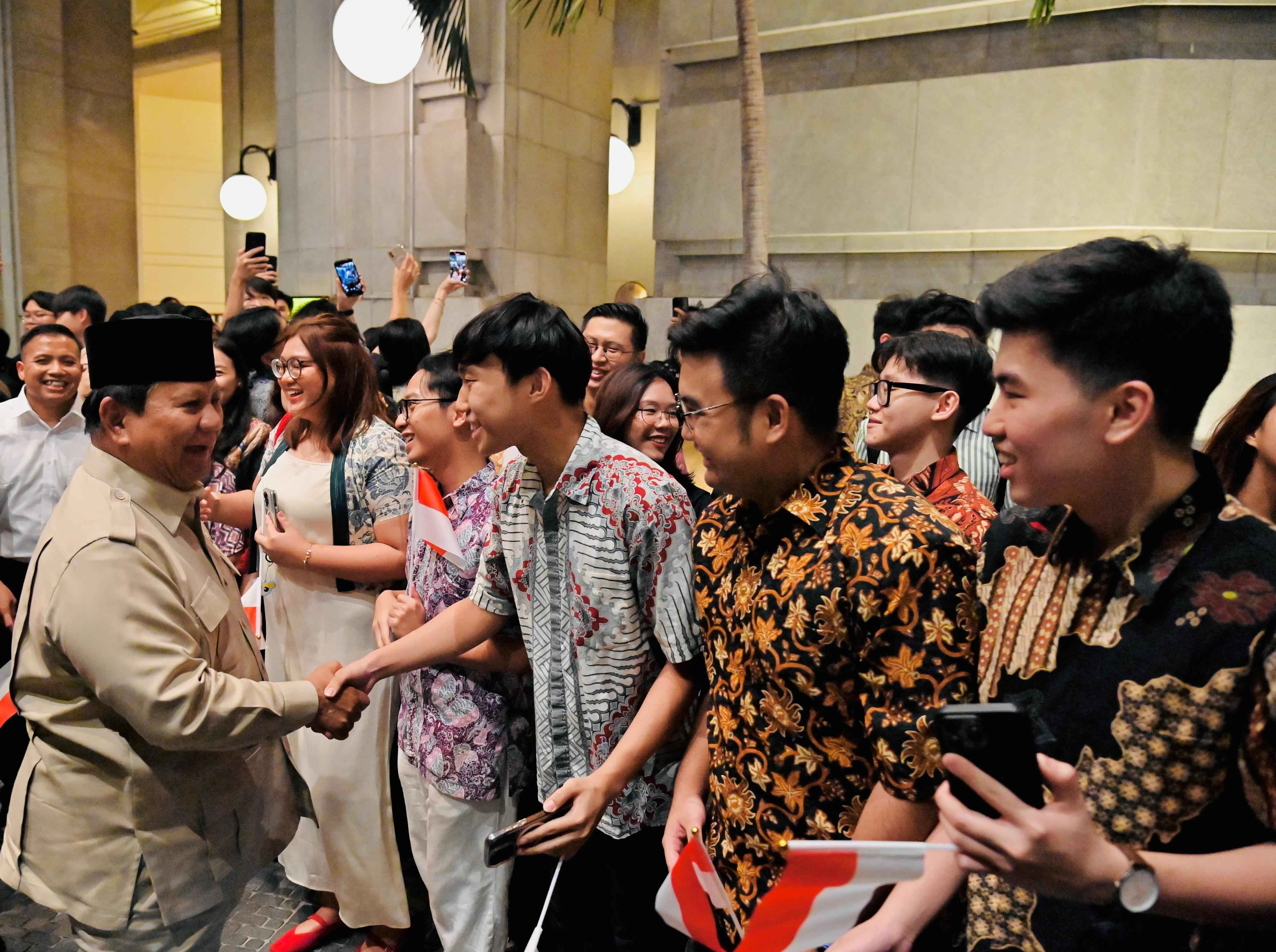 Suasana penuh semangat pelajar Indonesia menyambut kedatangan Presiden RI Prabowo Subianto di hotel tempatnya bermalam di Singapura Foto: Dok setneg