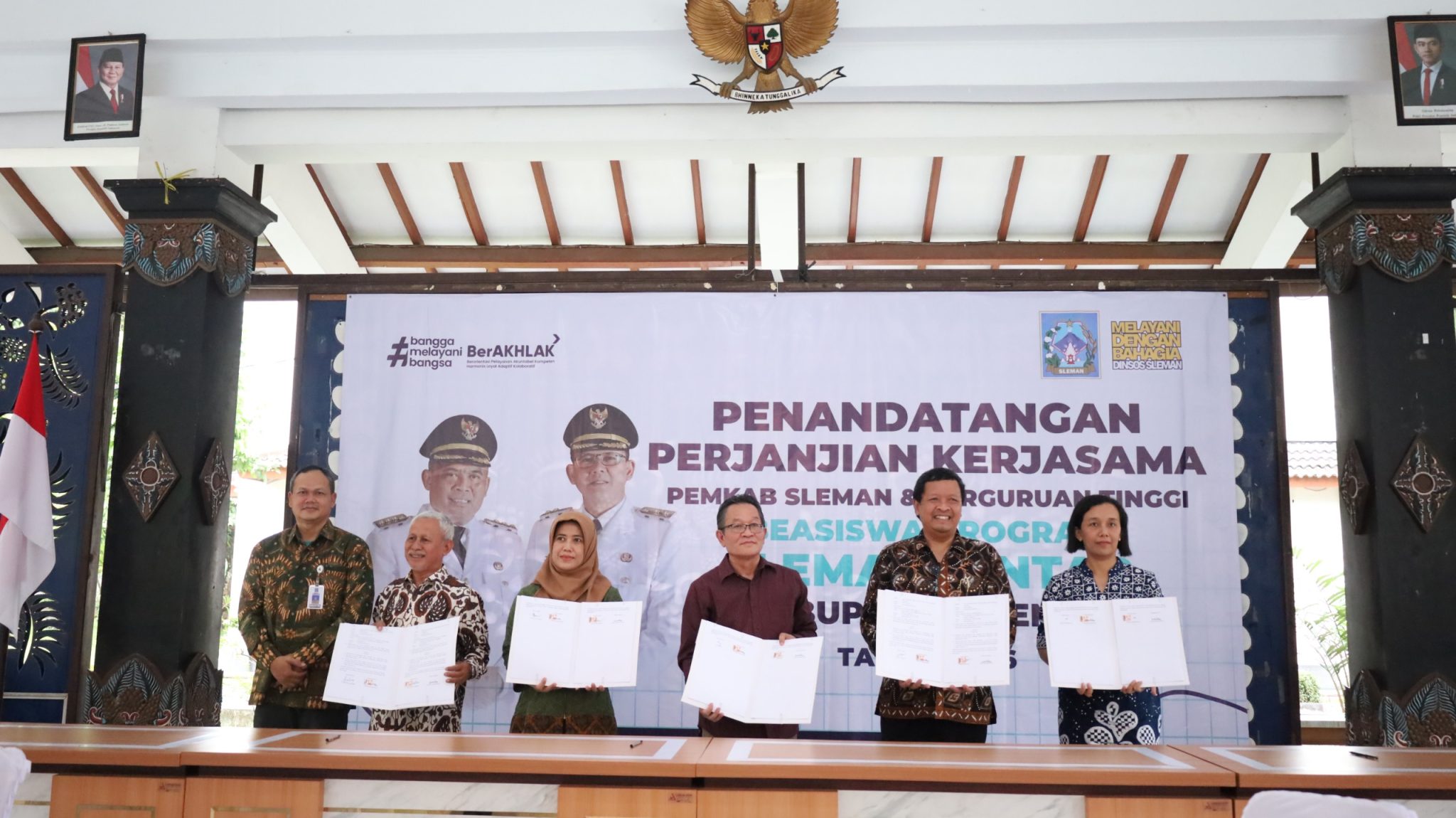Penandatanganan Perjanjian Kerja Sama (PKS) Program Beasiswa Sleman Pintar Tahun 2026 Tahap I di Pendopo Rumah Dinas Bupati Sleman, Jumat (22/5/2026). (Foto: Dok. Pemkab Sleman)