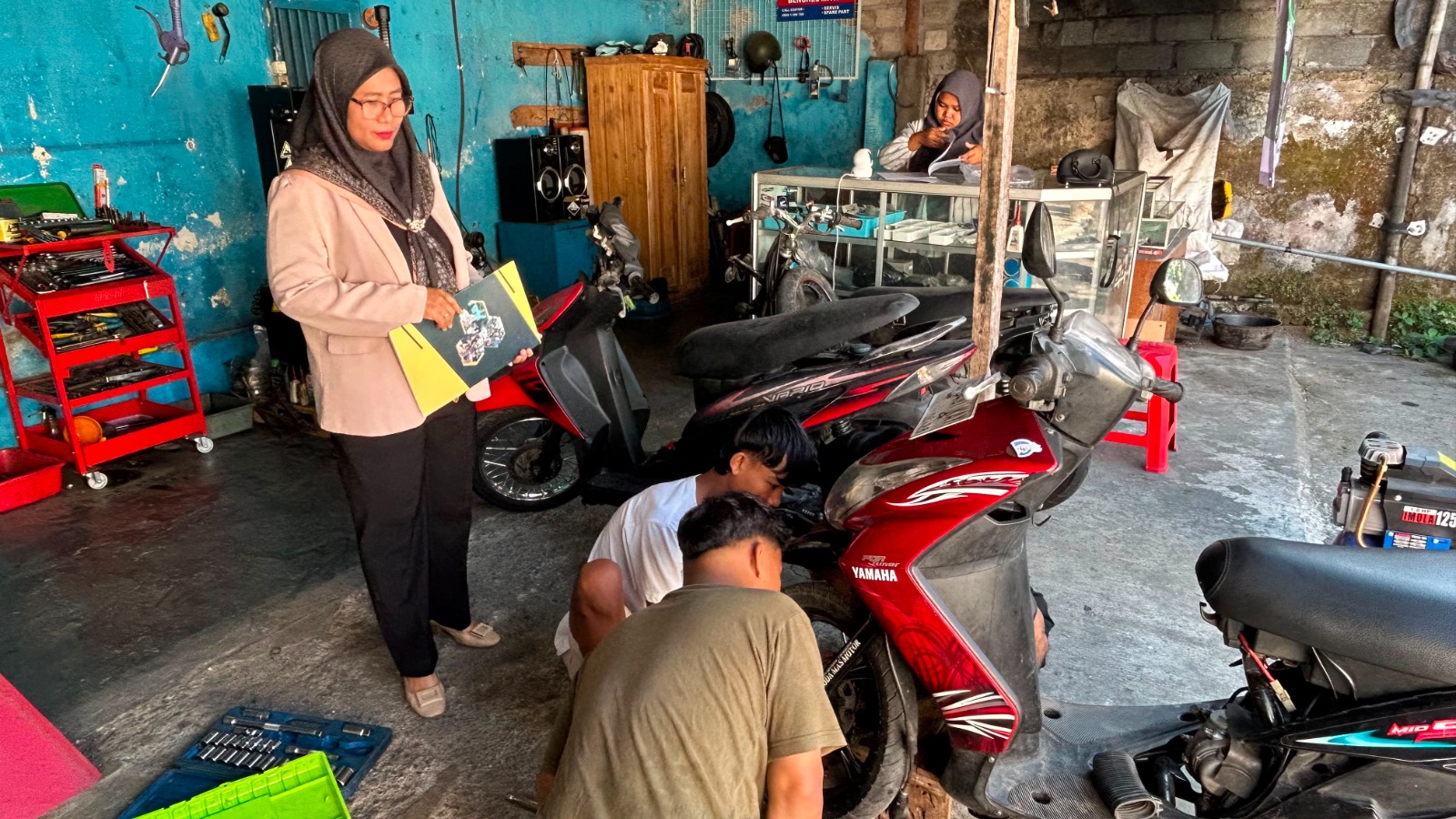  Tim LKP Erlangga Blitar saat melakukan Pendampingan Tahap I di salah satu bengkel rintisan peserta Program PKW Teknik Sepeda Motor, Blitar (4/8/2026). (Foto: Dok Istimewa/ LKP Erlangga Blitar)