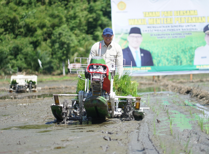 Wamentan Sudaryono melakukan penanaman padi menggunakan alat rice transplanter. Foto: pertanian.go.id