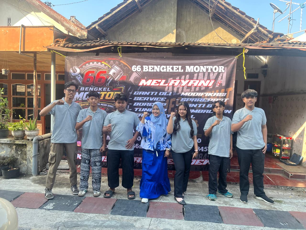Tim mekanik muda perintis Bengkel 66 Motor berpose bersama perwakilan Lembaga Kursus Erlangga Blitar di depan unit usaha baru mereka. Bengkel ini merupakan salah satu hasil nyata Program PKW yang sukses mencetak wirausaha baru di bidang otomotif lokal. (Foto: Istimewa/Dok. LKP Erlangga Blitar)