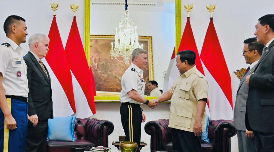 Presiden Republik Indonesia, Prabowo Subianto menerima kunjungan Komandan Komando Operasi Khusus Amerika Serikat, Jenderal Bryan Fenton di Istana Merdeka, Jakarta, pada Senin, 4 Agustus 2025. Foto: BPMI Setpres/Laily Rachev