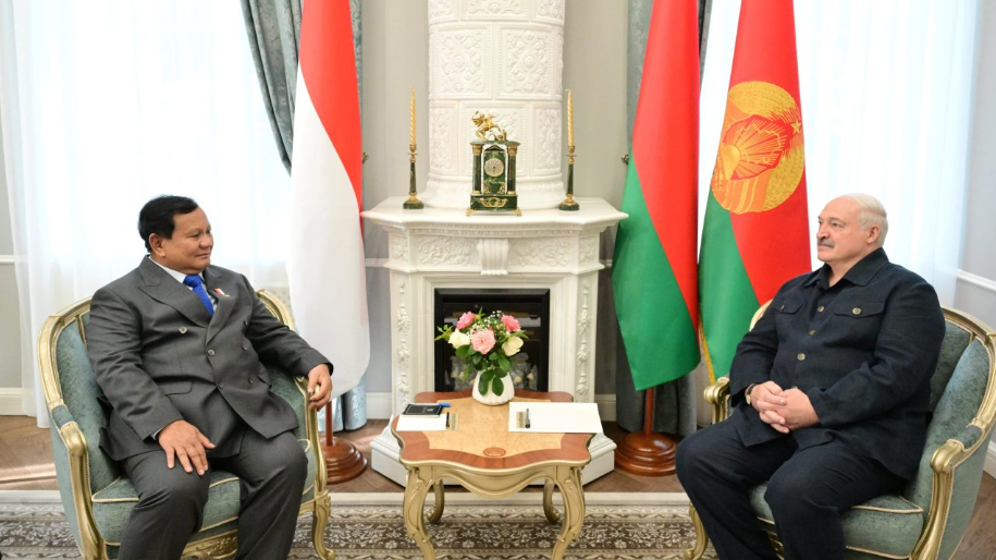 Presiden Republik Indonesia, Prabowo Subianto, singgah sejenak di Republik Belarus dan menggelar pertemuan hangat dengan Presiden Republik Belarus, Aleksandr Lukashenko, pada Selasa, 15 Juli 2025. Foto: BPMI Setpres/BelTa