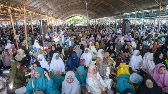 Ribuan warga mengikuti acara peringatan Haul ke-57 Habib Idrus bin Salim Aljufri atau Guru Tua, pendiri perguruan Alkhairaat di Palu, Sulawesi Tengah, Sabtu (12/4/2025)., Foto : Detikhikmah/Basri M.