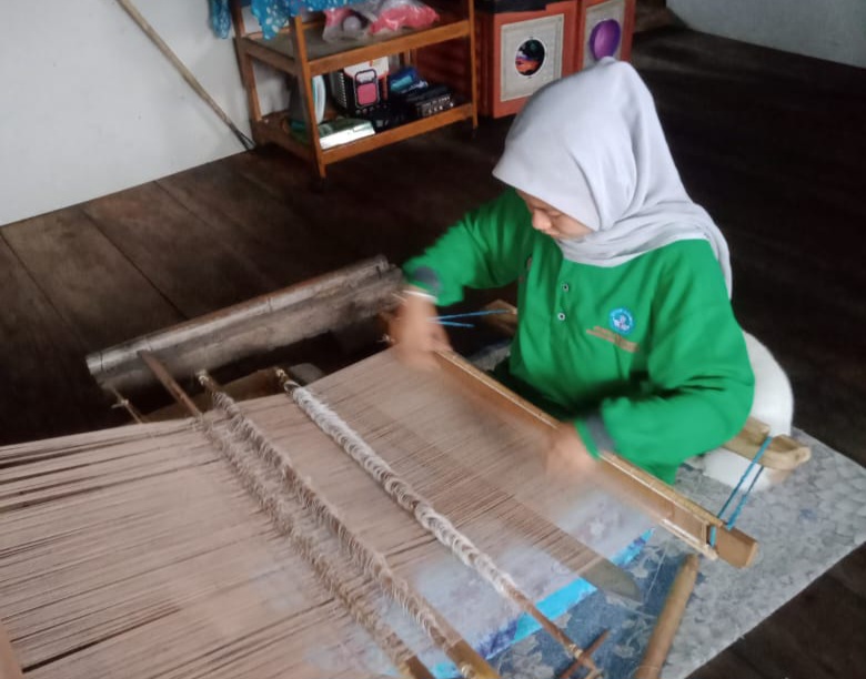 Lulusan program Pendidikan Kecakapan Wirausaha (PKW) pelatihan keterampilan tenun di Kabupaten Ogan Ilir, Sumatera Selatan. Foto: Dok Istimewa
