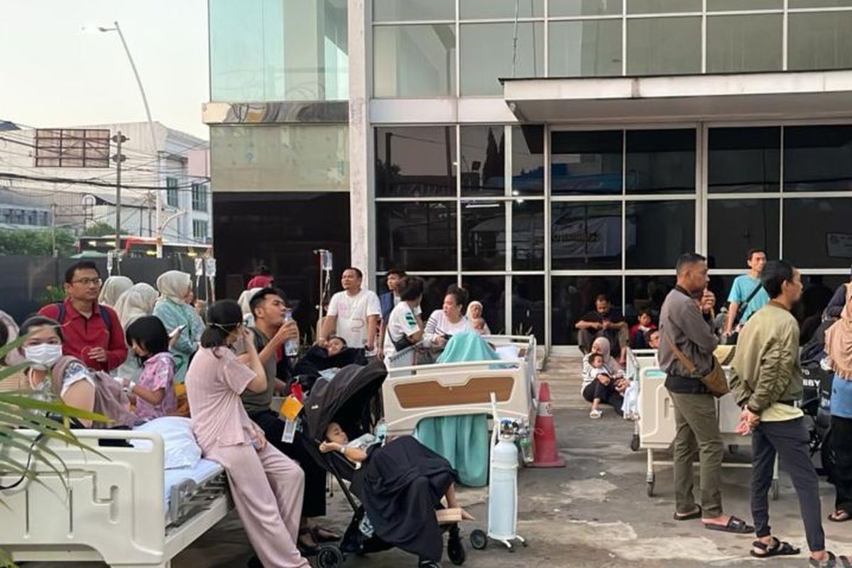 Evakuasi pasien RS Hermina Kampung Melayu, Jatinegara, Jakarta Timur. Foto: Antara