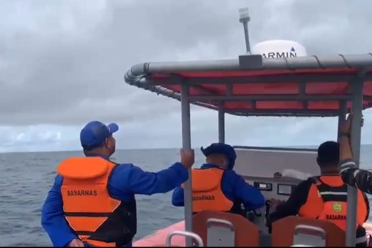 Tim SAR gabungan melakukan pencarian terhadap sejumlah mahasiswa UGM yang tenggelam. Foto: Basarnas Ambon