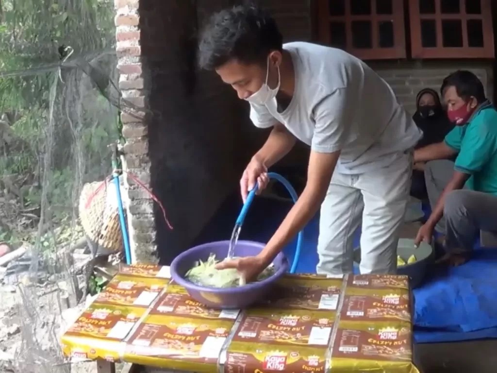 Ilham pelaku Bisnis cemilan keripik kulit semangka dengan omset jutaan Rupiah Sumber Gambar: https://life.indozone.id/news/43988165/ubah-kulit-semangka-jadi-keripik-pemuda-kediri-raup-cuan-jutaan-rupiah