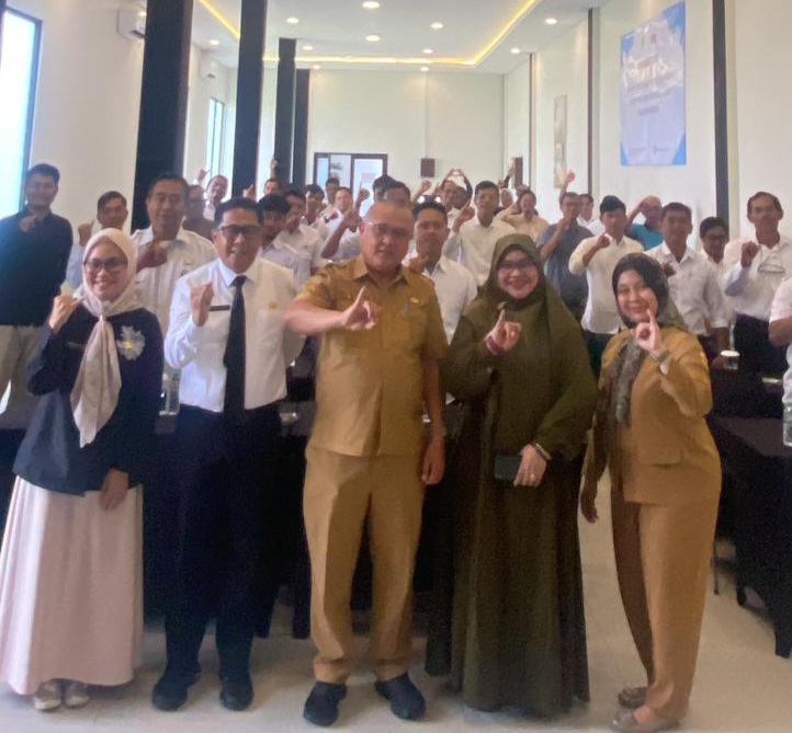 Kepala Dinas Perumahan dan Kawasan Permukiman (Disperkim) Kabupaten Bogor, Eko Mujiarto, S.H., M.H. (tengah, seragam dinas cokelat), berfoto bersama jajaran pejabat Disperkim, pemateri, dan seluruh peserta Kelompok Swadaya Masyarakat (KSM) dalam pembukaan Bimbingan Teknis Operasi Pemeliharaan Drainase Vertikal di Kabupaten Bogor. Kegiatan ini berfokus pada keterlibatan aktif masyarakat demi mewujudkan lingkungan pemukiman yang bebas genangan. (Foto: Dok. Disperkim Kabupaten Bogor)