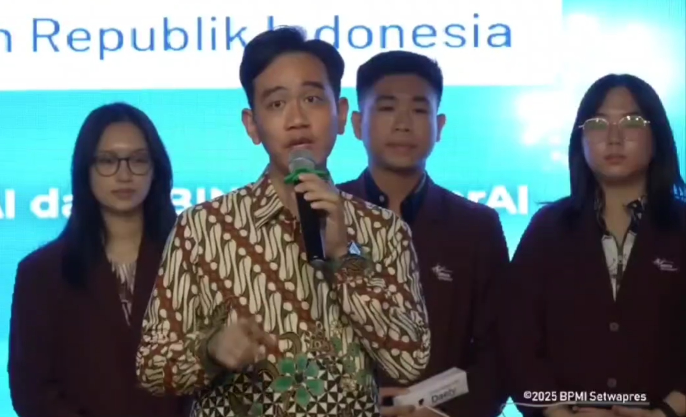 Wakil Presiden Gibran Rakabuming mengatakan pelajaran kecerdasan buatan akan dimasukkan ke dalam kurikulum pendidikan SD hingga SMA mulai tahun ajaran baru. Foto: Tangkapan layar Youtube BPMI Setwapres